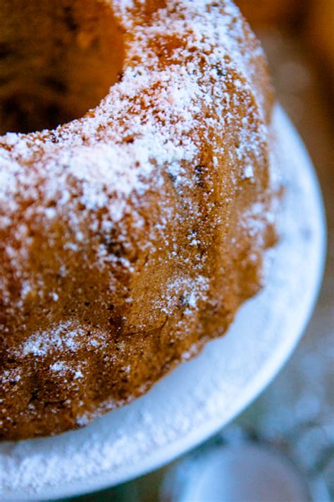 Place pan on wire rack and let cake cool in pan for 10 minutes. Supersaftiger Vanille-Gugelhupf mit Schokostückchen - der ...