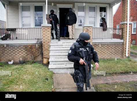 Detroit Police Officers Raid A House In Detroit Michigan Usa Stock