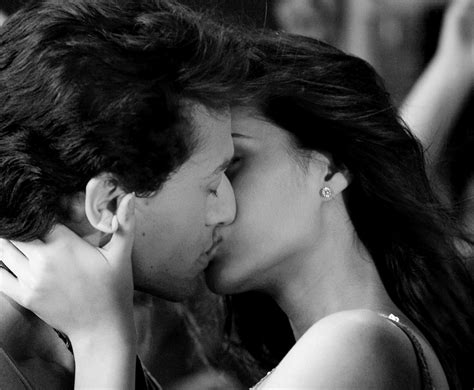 Heropanti Tiger Shroff With Kriti Sanon Kiss Scene Beautiful Kriti