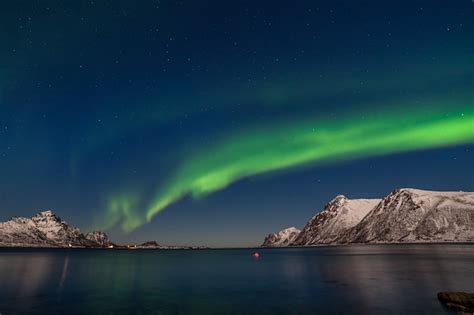 Dramática Aurora Boreal Luces Polares Sobre Montañas En El Norte De