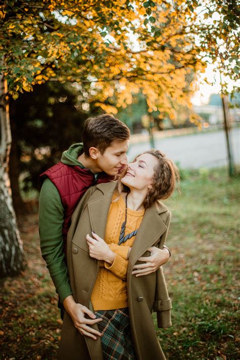 Autumn forest couple session, golden hour, sweater fall look, cozy ...