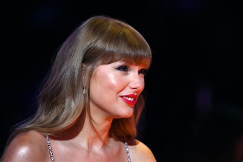 How To Get Taylor Swifts Hair According To Hairstylists