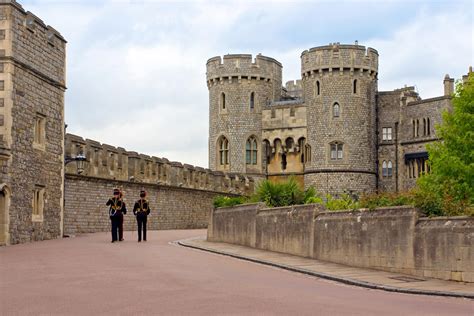 'wɪnzə 'kɑ:sl], auf deutsch auch schloss windsor, liegt in der englischen stadt windsor und ist das größte durchgängig bewohnte schloss der welt. Windsor Castle in Berkshire: alle Infos zur Sehenswürdigkeit •