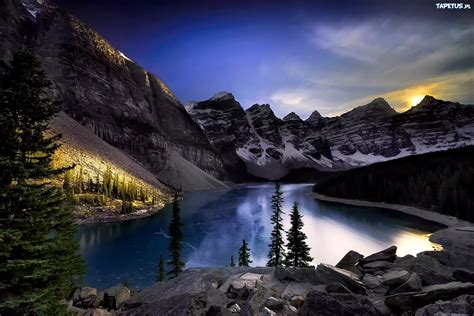Kanada Park Narodowy Banff Góry Jezioro Moraine Świerki