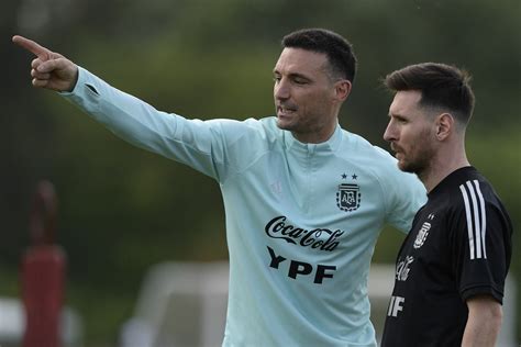 Argentina National Team Manager Scaloni Shares Just Why It Is Easy To Coach Messi Psg Talk