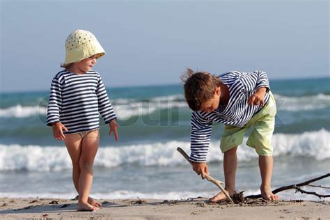 Zwei Gl Ckliche Kinder Spielen Am Strand Stock Bild Colourbox