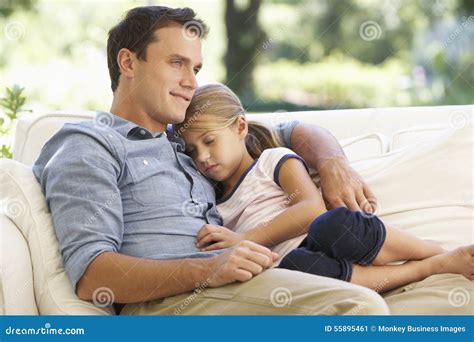 Padre And Daughter Sitting Su Sofa At Home Immagine Stock Immagine Di