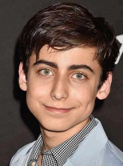 Aidan started acting from the 2013 tv series modern family as alec. Filmer og serier med Aidan Gallagher