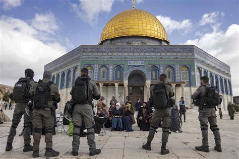 Hundreds Of Israeli Settlers Storm Jerusalem S Al Aqsa Amid Tensions Daily Sabah