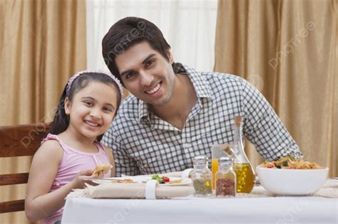 Fundo Retrato De Um Feliz Pai E Filha Comendo Pizza No Restaurante Foto