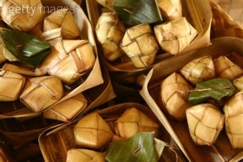 Rendang sering dihidangkan dengan nasi, ketupat dan lemang di indonesia, serta di malaysia. VARIASI MAKANAN DI MALAYSIA: MAKANAN MELAYU-KETUPAT