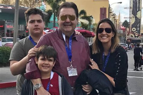 Henrique pereira, son of colonel pereira, is wounded in an ambush. Faustão curte viagem em Orlando ao lado da família