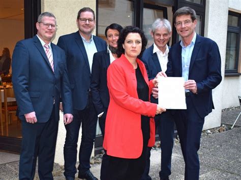 Niedersachsens sozialministerin carola reimann (53, spd) hat am montag aus gesundheitlichen gründen ihr amt gesundheitliche gründe | niedersachsens sozialministerin reimann tritt zurück. kleines haus GANZ GROSS: St. Elisabeth in Salzgitt