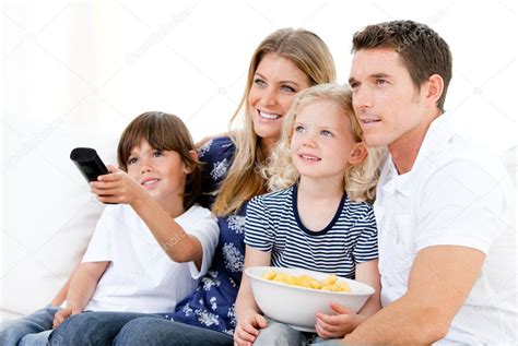 Familia Sonriente Mirando Una Película En La Televisión — Foto De Stock