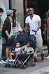 Samuel Eto'o pasea con sus hijos por Milán