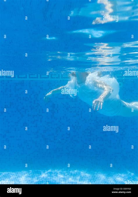Woman Floating Underwater In Pool Fotografías E Imágenes De Alta
