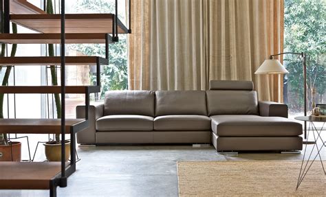 Il divano in pelle bianca è senza dubbio un manufatto pregiato e molto richiesto soprattutto nei nuovi modelli di divani in pelle inediti e classici intramontabili rivisitati con cura, alta artigianalità, design e rivestimenti con pelli pregiate. Divani blog - Tino Mariani: Divani in pelle o eco pelle ...