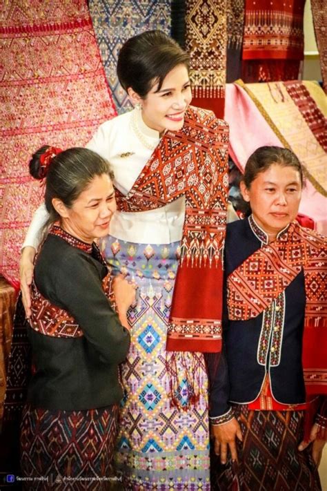 เลขทะเบียนรถมงคล ร.10 เสด็จฯ จังหวัด สุพรรณบุรี ชาวบ้านต่างหาซื้อ เลขเด็ด 1 เม.ย. งดงามเจ้าคุณพระสินีนาฏ สวมชุดผ้าไหมแพรวาฟ้อนรำร่วมชาวกาฬสินธุ์