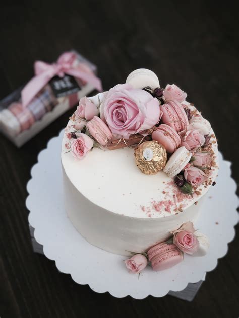 10 cake decorated with macarons and flowers ideas for elegant cakes