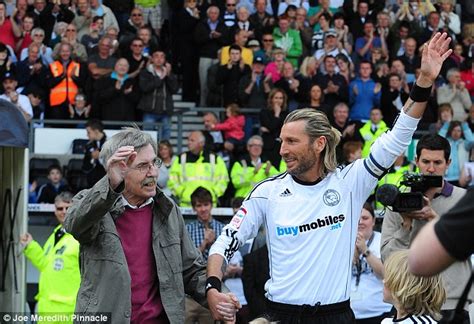 Robbie savage‏подлинная учетная запись @robbiesavage8 26 мая. Sick internet trolls target Robbie Savage after footballer ...