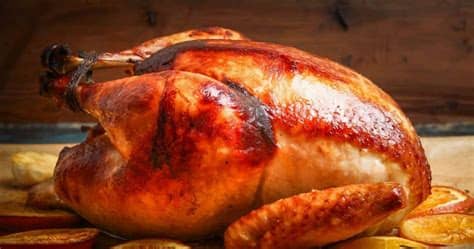 Una vez cocido el pavo, puede acompañar con puré de papas y ensalada de verduras. Pavo Asado al Horno. Como Cocinar en Casa | Receta Cubana