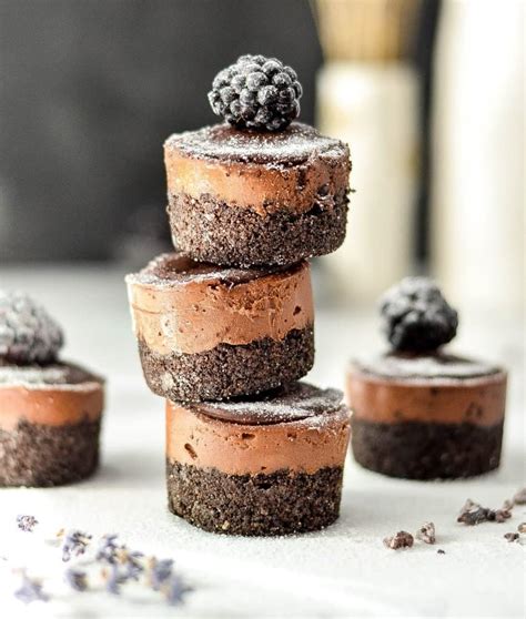 Wow your guests with these spectacular mini no bake chocolate cheesecakes, topped remove the cheesecakes from the pans and divide among serving plates. Mini No-Bake Vegan Chocolate Cheesecakes - Joyfoodsunshine