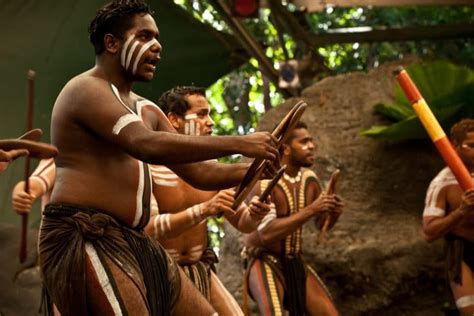 アボリジニとはオーストラリア先住民達を一般的に指す言葉です彼らの現在の状況や迫害の歴史そして文化の特徴などを見ていこうと思いますオーストラリア先住民アボリジニはヨーロッパ人がこの地