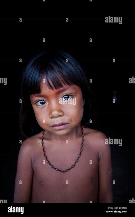 Xingu Indian Girls Fotos Und Bildmaterial In Hoher Auflösung Alamy