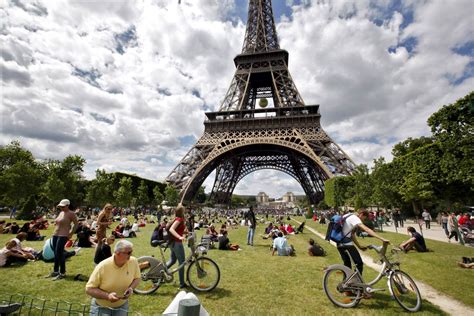 Paris unveils new tourism policy to woo back tourists | Media India Group