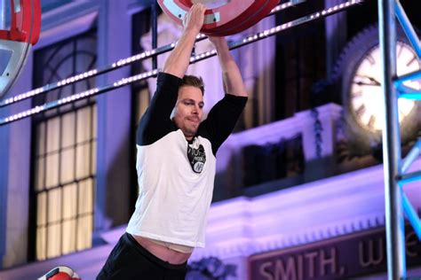 Arrow Stephen Amell Dans American Ninja Warrior Le Parcours Dun