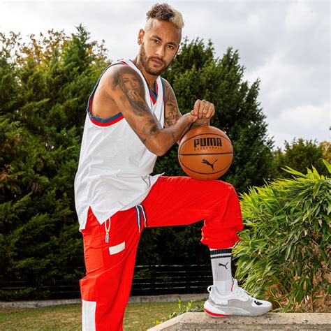 The second puma neymar jr lifestyle collection mostly combines navy bases with neymar's new logo, his shirt number and vibrant colors, specifically yellow, a lighter shade of blue and green. Neymar Puma : Neymar signe avec Puma - Info - Crumpe : Why ...
