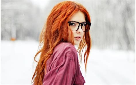 Рыжая девушка в очках обои для рабочего стола картинки фото