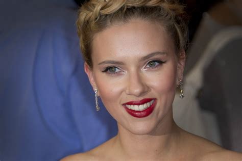 Scarlett Johanssons ‘avengers Red Carpet Style Sizzles Photos