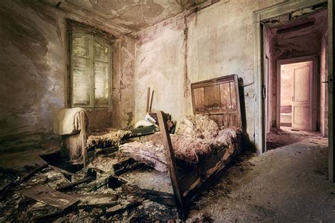 15 Photos Of Abandoned Bedrooms Show Their Dusty Remains Urban