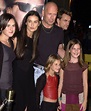 Demi Moore acepta que no fue fácil para sus hijas crecer con padres ...