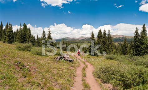 Foto De Stock Panorama Del Excursionista En Pase De Santuario En