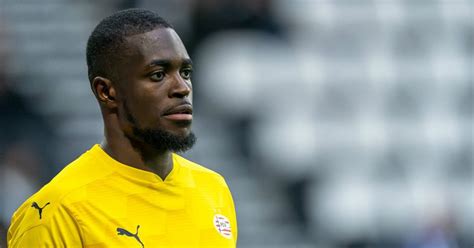 Yvon landry mvogo nganoma (born 6 june 1994) is a swiss professional footballer who plays as a goalkeeper for psv on loan from rb leipzig. 'PSV-schlemiel' Mvogo: 'Die journalist stopte niet, vroeg ...