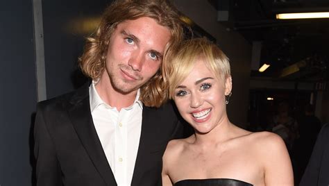 Miley Cyrus Vma Date Turns Himself In To Oregon Jail