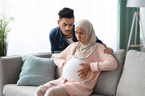 Kontraksi Prenatal Suami Yang Peduli Menghibur Istrinya Yang Hamil Muslim Menderita Sakit Perut