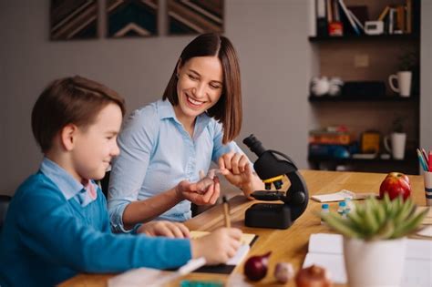 Tía Y Sobrino Hacen La Tarea Juntos Foto Gratis