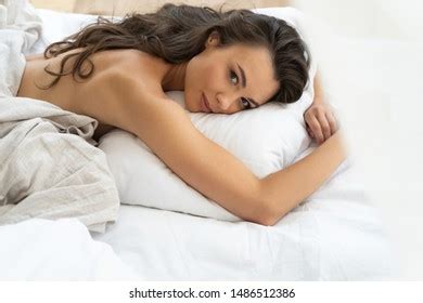 Attractive Naked Lady Resting Bedroom Home Stockfoto