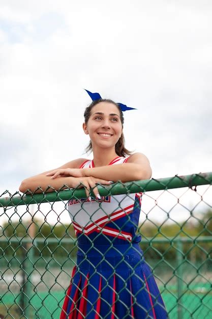 hübsche weibliche cheerleaderin in süßer uniform kostenlose foto