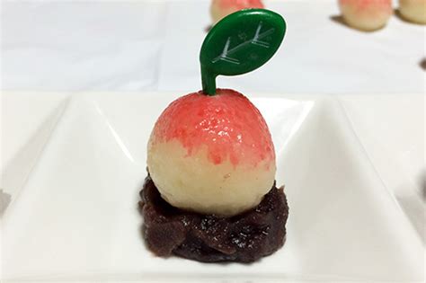 丸子汤 chicken meatball soup 家常的食材，家常的味道。主要材料就是一个带皮带骨头的鸡腿。剔下来的骨头，加上鸡皮，鸡油用来炖汤。而鸡腿肉剁碎用来生汆丸子。不仅食材一点都不浪费，而且做出来的丸子汤味道也会更加丰富。 青森蘋果小丸子（糯米圓） | 青森蘋果妙廚烹飪 | 蘋果大學