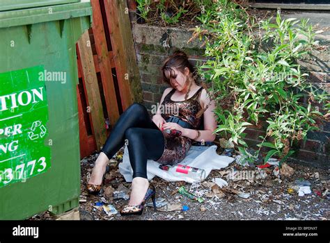 drunk girl passed out by bins banque de photographies et d images à haute résolution alamy