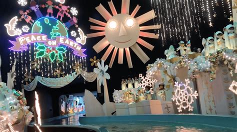Photos Video Its A Small World Holiday 2018 At Disneyland Disneyland News Today