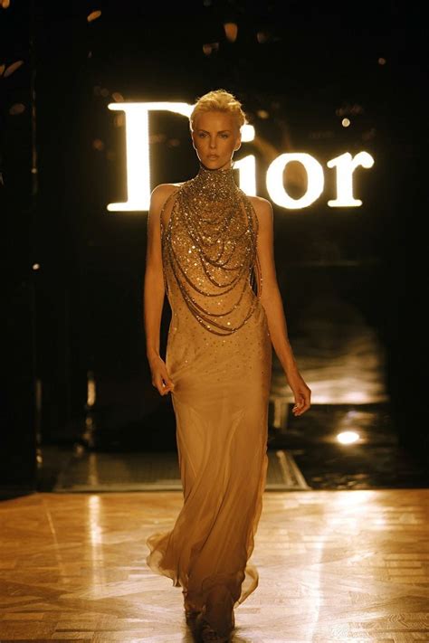 Fanartikel, celebrities fanartikel, fußball fanartikel Charlize Theron in the J'adore Dior ad.... I adored this advertisement!!!! | Fashion, Dresses ...