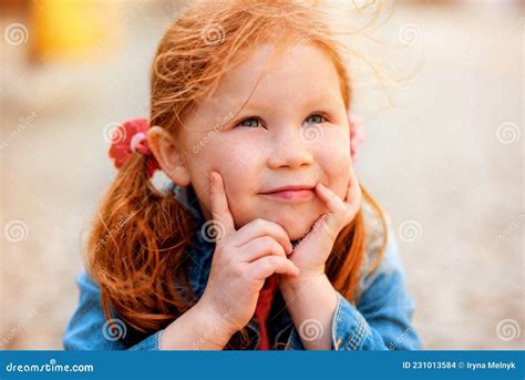 Petite Fille Rousse Souriante Aux Cheveux Rouges Assise Sur La Route Et