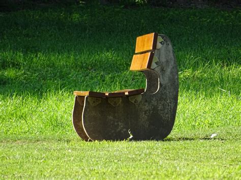 무료 이미지 잔디 빛 목재 목초지 의자 좌석 수단 녹색 그림자 뒤뜰 가구 공원 벤치 은행 아웃 마당 휴게소 사람이 만든 물건