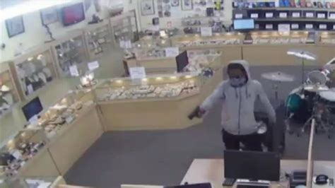 2 Robbers Ransack Pawn Shop In Pembroke Park Youtube