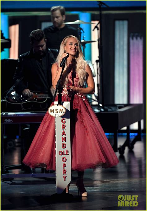 Carrie Underwood Honors Country Musics Female Stars With Performance